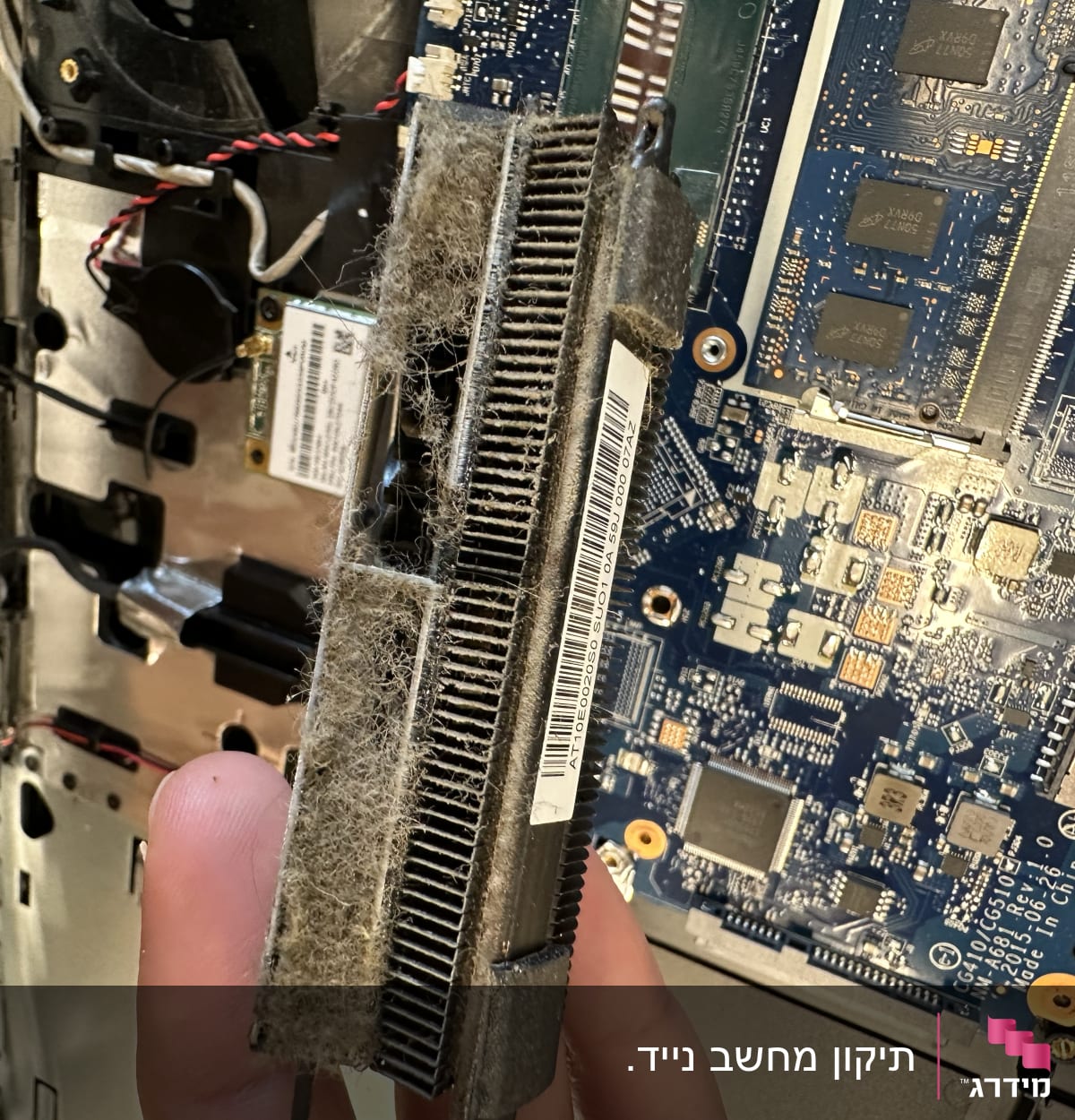 לוח אם עם רכיבים אלקטרוניים ומאוורר מאובק